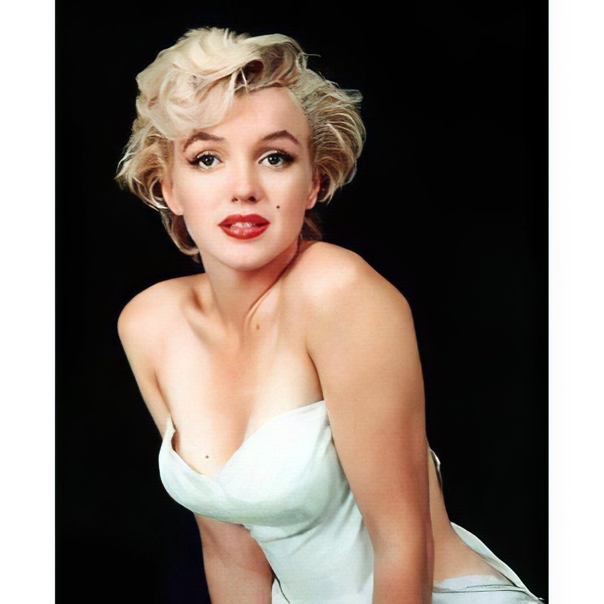 Embrace the classic beauty of Marilyn Monroe in this piece.Marilyn Monroe - Diamondartlove